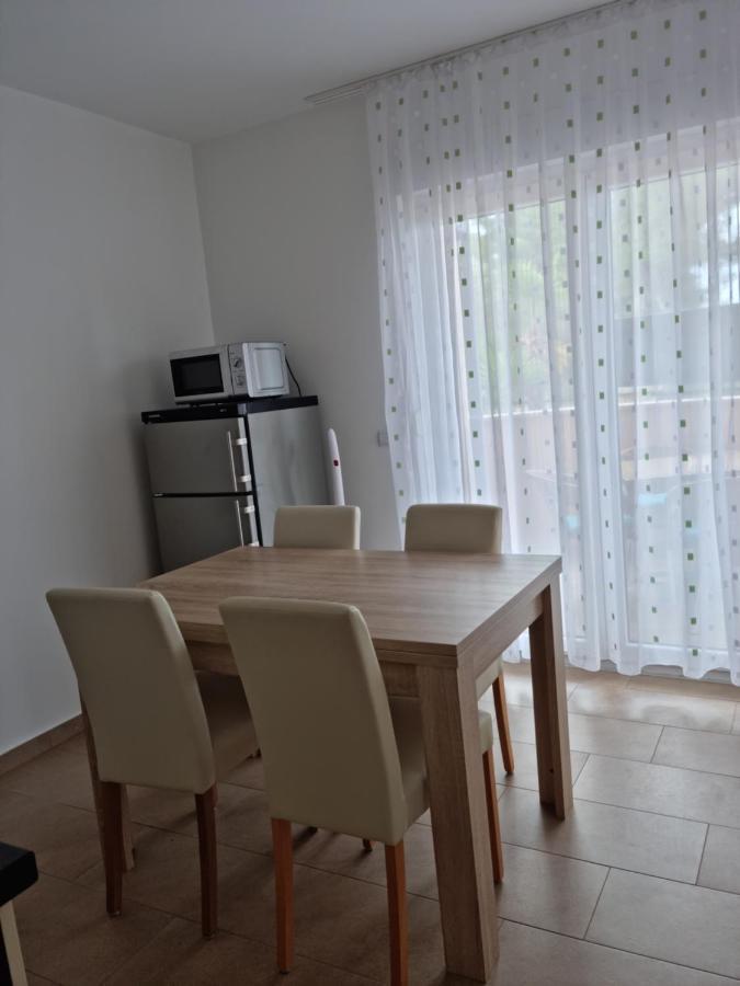 Appartments D&D Peroj Luaran gambar